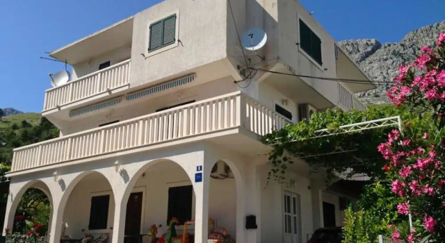 A1 - apt w Patio, Just 3 min Walking to the Beach, Rezerwuj Apartament Hotele w Split-Dalmatia County z parkingiem, Parking