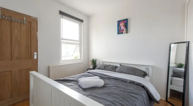 Stylish 4BR Home WiFi FreeParking