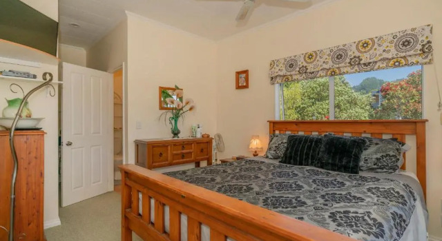 Harbour View Haven - Pauanui Holiday Home, Забронировать Отель Отели Поани с парковкой, Парковка