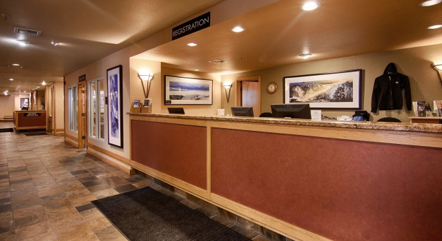 Squaw Valley Lodge, Rezerwuj Hotel Hotele w Squaw Valley z parkingiem, Parking