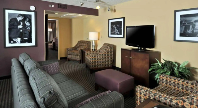 Двухместный люкс Governors с 2 комнатами Embassy Suites Des Moines Downtown