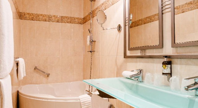 Семейный номер Standard Logis Hotel Le Relais De La Poste Restaurant Le Fil du Temps