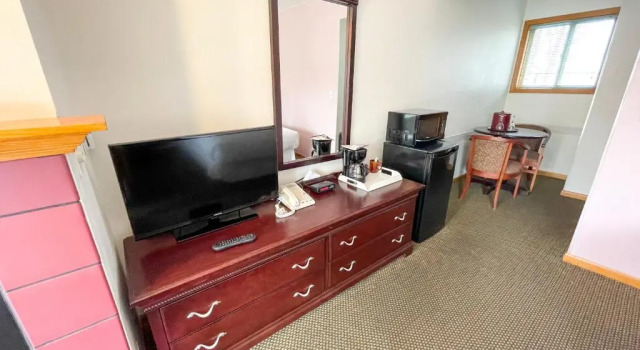 Четырёхместный номер Deluxe Lake Bluff Inn and Suites