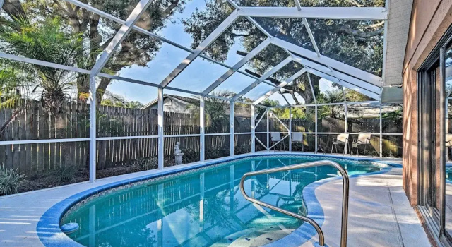 Коттедж с 3 комнатами с балконом Idyllic Largo Escape w/ Private Pool & Lanai!