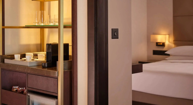 Полулюкс Hyatt Regency Al Kout Mall