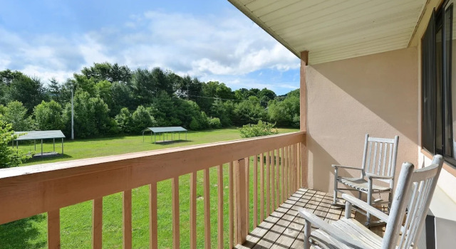 Четырёхместный номер Standard с балконом Americas Best Value Inn Canton, NC