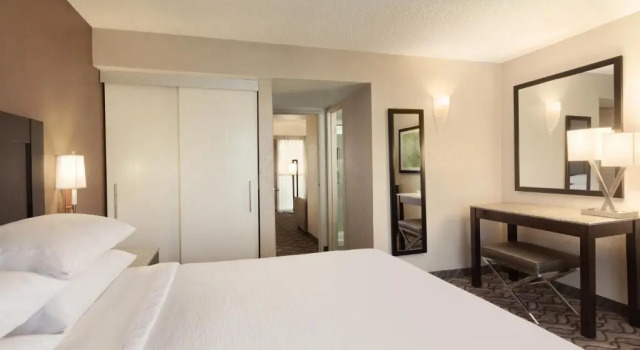 Двухместный люкс Mobility/​Hearing Accessible Embassy Suites by Hilton Arcadia-Pasadena Area
