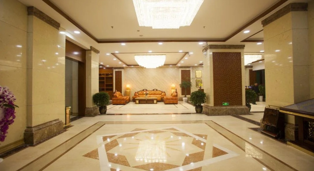 Hua Sheng Hotel, Забронировать Отель Отели Лицзян с парковкой, рядом с Улица Сквер-стрит Древнего города Даянь, Парковка