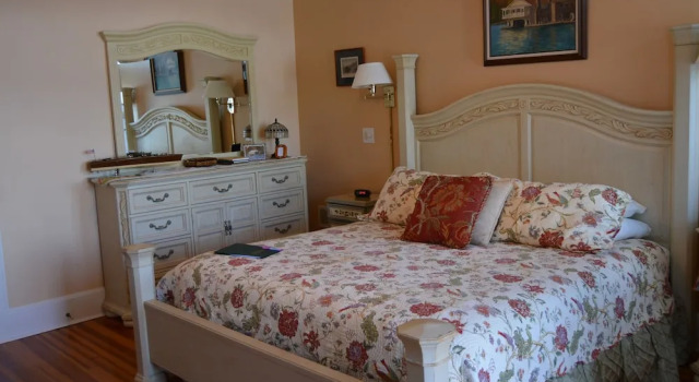 Люкс с балконом и с видом на озеро Lake George Boathouse Waterfront Lodging
