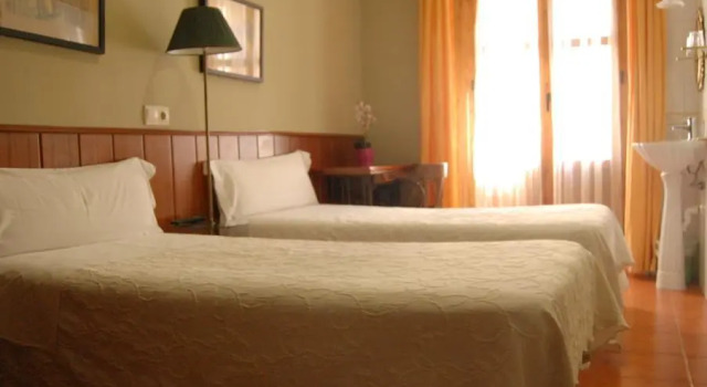 Кровать в общем номере Hostal La Vera