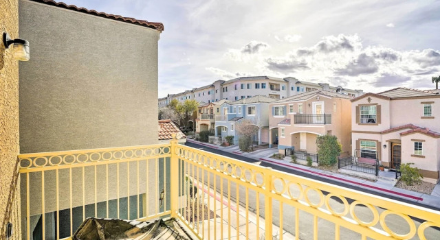Stylish House w/ Patio, 8 Mi to Vegas Strip!, 예약 휴가용 주택 라스베이거스 네바다