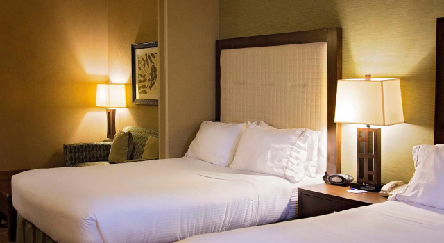 Четырёхместный люкс Holiday Inn Express & Suites Logan by IHG
