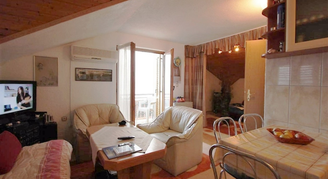 Apartment Šera - 50 m from beach: A3 Pisak, Riviera Omis, Book Lejlighed Hoteller i Split Region med parkering, Parkering