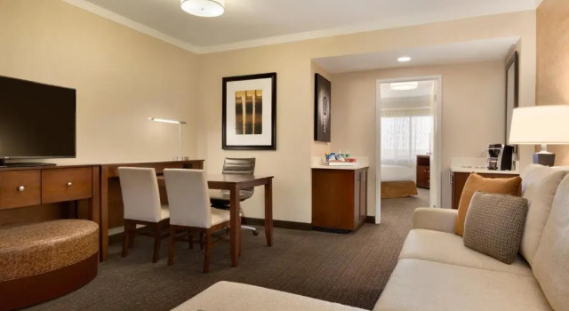 Двухместный люкс Premium Отель Embassy Suites by Hilton Austin Downtown South Congress