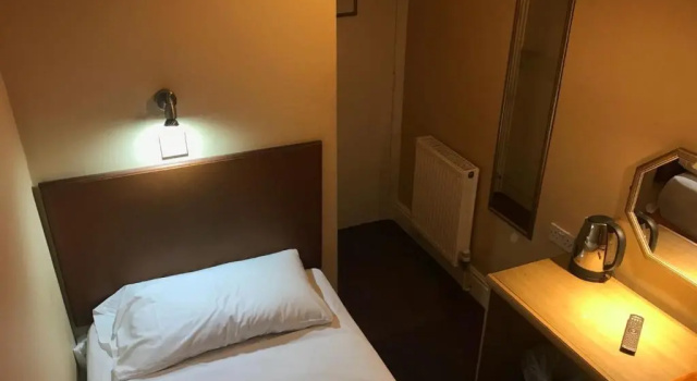 Одноместный номер Standard Ambassador Hotel