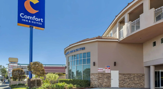 Comfort Inn & Suites Near Universal - N Hollywood - Burbank, Забронировать Отель Бербанк San Fernando Valley