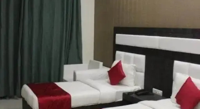 Eden Green, Rezervovat Hotel Hotely v Gannaur s parkováním, Parkování