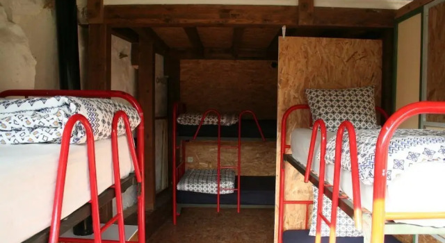 Кровать в общем номере с красивым видом из окна Albergue Les Xendes. Parque de Redes