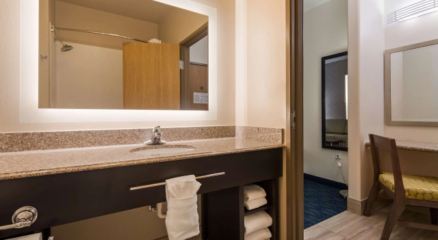 Двухместный люкс с джакузи Best Western PLUS Tulsa Inn & Suites