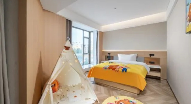 Семейный тент Yining Binjiang Peninsula Hotel (Liuxing Street Scenic Area Branch)
