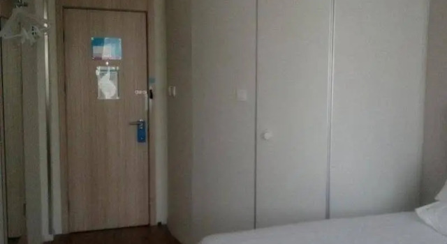 Home Inn Yiju Hotel (Qingdao May 4th Square Mixc City Zhiquan Road Metro Station Branch), Prenota Hotel Hotel a Shandong con parcheggio, Parcheggio
