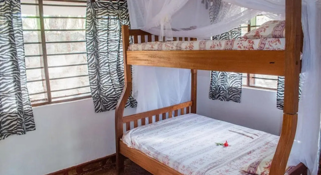 Кровать в общем номере Kijani Cottages DianiBeach