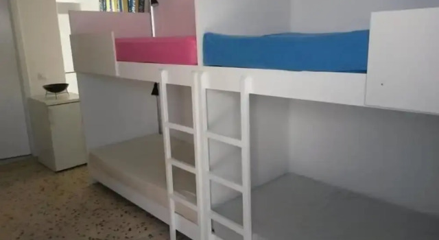Кровать в общем номере Fira Backpackers Place