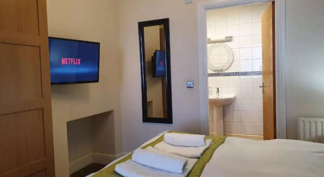 OYO Bath Road Apartments