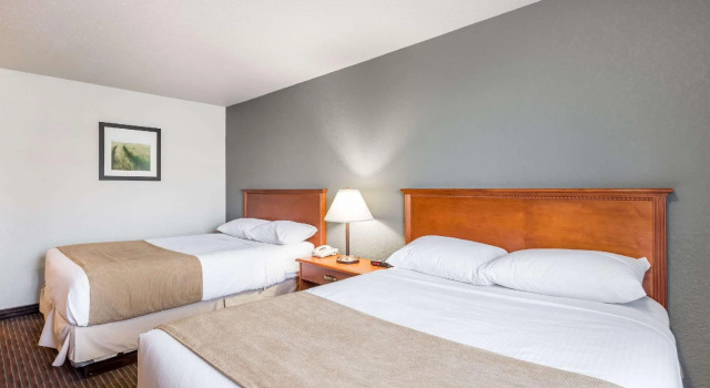 Четырёхместный номер Standard Super 8 by Wyndham Grande Prairie