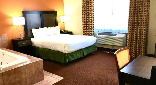 Двухместный номер Mobility Access Days Inn & Suites by Wyndham Traverse City