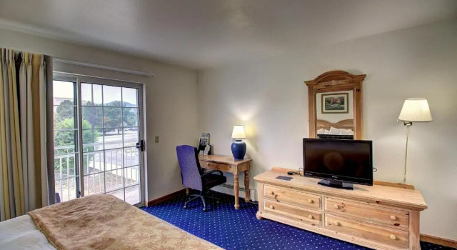 Двухместный номер Standard Days Inn & Suites by Wyndham Lolo