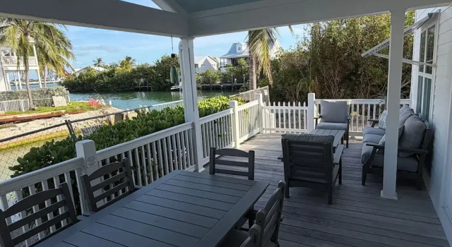 Коттедж The Point at Coral Lagoon, Rare End of Canal Villa townhouse