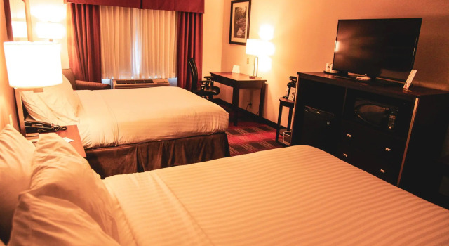 Четырёхместный номер Standard Holiday Inn Express & Suites Cumberland - La Vale by IHG