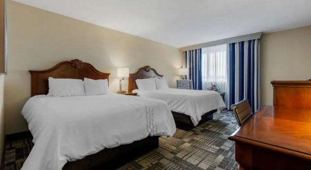 Четырёхместный номер Standard Цокольный этаж с видом на бассейн Best Western Plus Dubuque Hotel and Conference Center