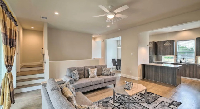 Bright & Spacious Houston Townhome: Near Dtwn, Забронировать Апартаменты/квартира Апартаменты Хьюстона, рядом с Shape Community Center, Апартаменты/квартира