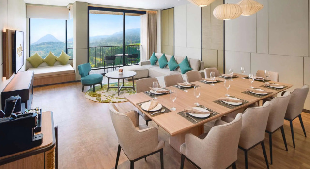 Camera doppia Standard attico con balcone e con vista sul giardino Royal Tulip Gunung Geulis Resort and Golf