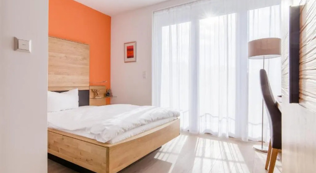 Номер Standard Hotel Vier Jahreszeiten an der Therme & Kliniken Bad Krozingen Nähe Freiburg & Schwarzwald Ideal für Wellness Kur & Business Ausflüge 24h Check In- WLAN & Parken gratis