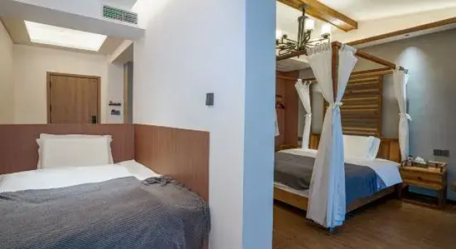 Семейный люкс с балконом и с видом на закат Zhangjiajie Relian Xishu Swimming Pool Courtyard-Style Hotel