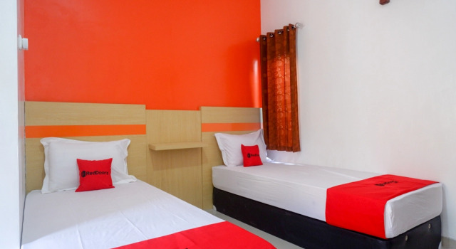 RedDoorz Syariah near Alun Alun Kota Rembang, Забронировать Отель Рембанг провинция Центральная Ява