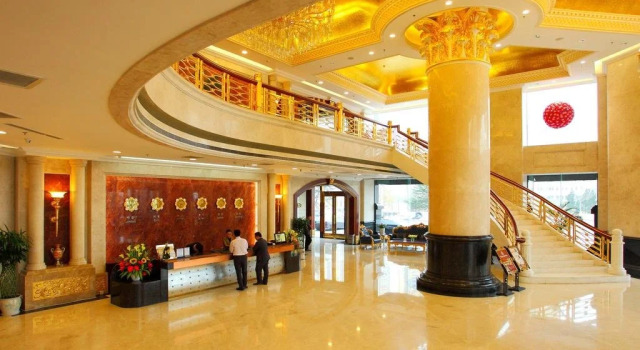 Enrichee Gloria Plaza Hotel