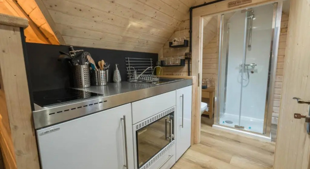 Коттедж Hobbit Cabin for 2 - Outdoor Bath / Wood Burner