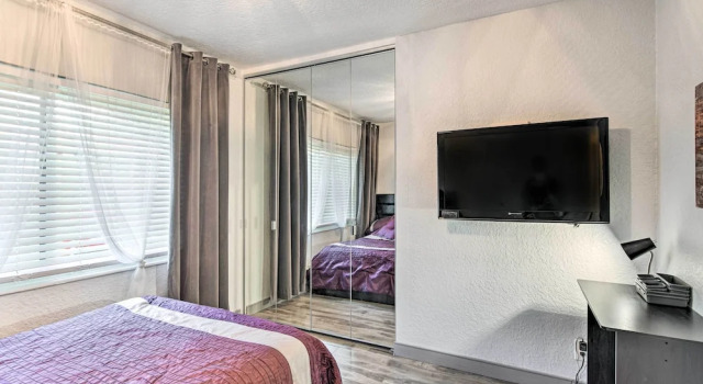 Shady & Eclectic Fort Lauderdale Dwelling w/ Yard!, Забронировать Отель Форт-Лодердейл Broward County, рядом с Fort Lauderdale Clinical Research