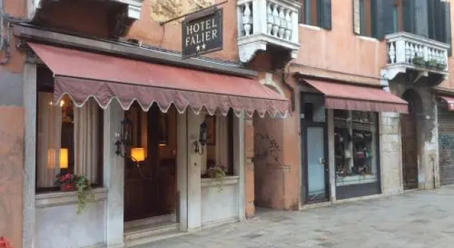 ITALIANSTAYRENTALS Suite Falier- Luminosa Venezia, Забронировать Апартаменты/квартира Санта-Кроче Венеция, рядом с Accademia Bridge