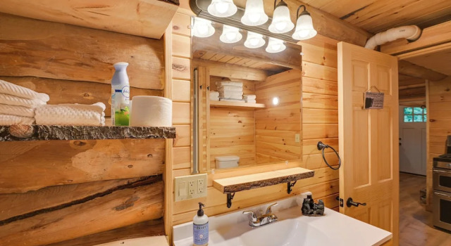 Коттедж Secluded Greenville Cabin: Walk to Moosehead Lake!