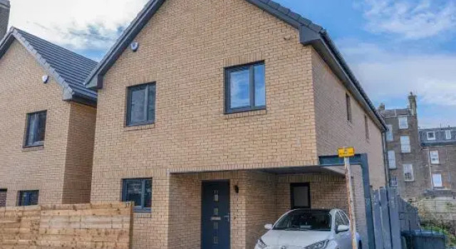 Lochee 1 - Large 4 Bedroom House with 6 Beds and 3 bathrooms, TVs in each room, Free Parking