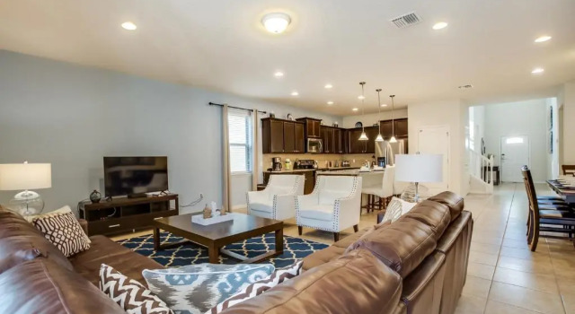 Villa w/ Private Pool & Free Resort Access!, Varaa Lomakeskus Kissimmee Kissimmee