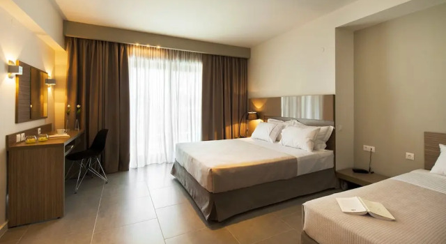 Трёхместный номер Standard с балконом и с частичным видом на море Ostria Sea Side Hotel