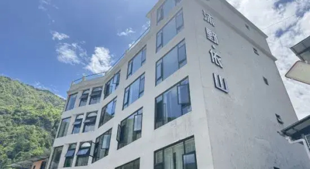 Moye Yishan Homestay, Varaa Hotelli Hotellit Sichuan pysäköinnillä, Pysäköinti