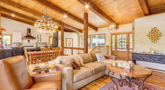 Blue Ridge Cabin w/ Hot Tub, Deck & Mountain Views