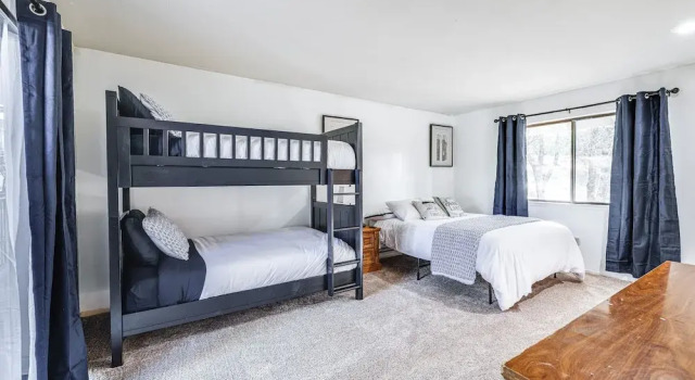 Коттедж с 4 комнатами Groveland Home w/ Deck: 2 Mi to Pine Mountain Lake